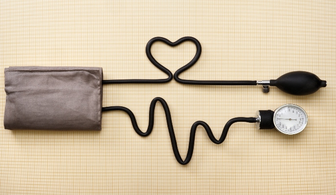 Sphygmomanometer that forms a heart, simulating a cardiograph. 